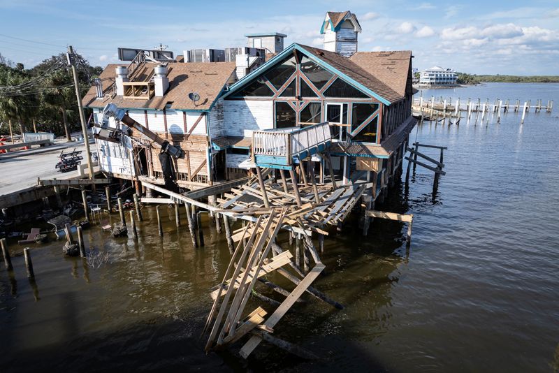 &copy; Reuters. Visão de drone de uma empresa danificada ao redor do cais de pesca de Cedar Key após o furacão Helene em Cedar Key, Flórida, EUAn28/09/2024nREUTERS/Marco Bello