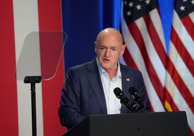 © Reuters. FILE PHOTO: U.S. Senator of Arizona Mark Kelly speaks during the visit of Democratic presidential nominee and U.S. Vice President Kamala Harris to the University of Arizona Douglas, in Arizona, U.S., September 27, 2024. REUTERS/Go Nakamura/File Photo