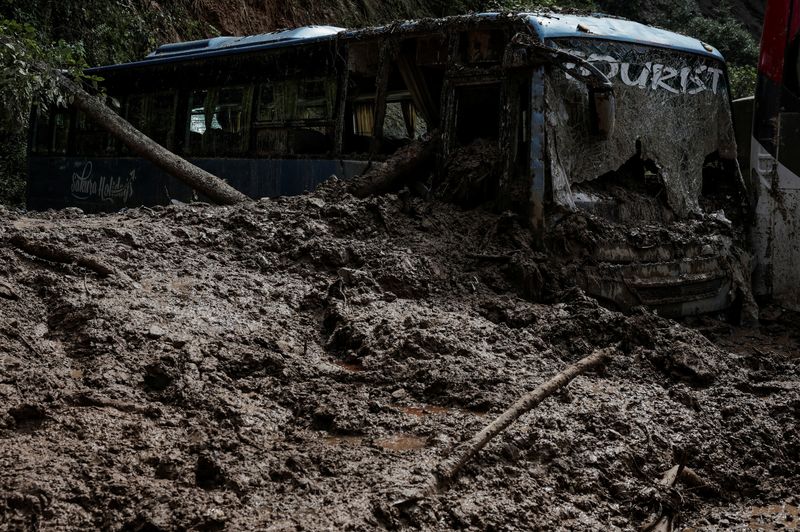 &copy; Reuters. Ônibus turístico parcialmente submerso na lama após deslizamento de terra provocado por fortes chuvas na rodovia Tribhuwan em Dhading, Nepaln29/09/2024nREUTERS/Navesh Chitrakar