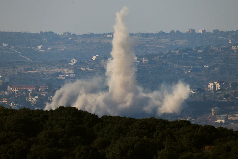 © Reuters. Israeli Air Force strikes in southern Lebanon villages, September 29, 2024. REUTERS/Jim Urquhart