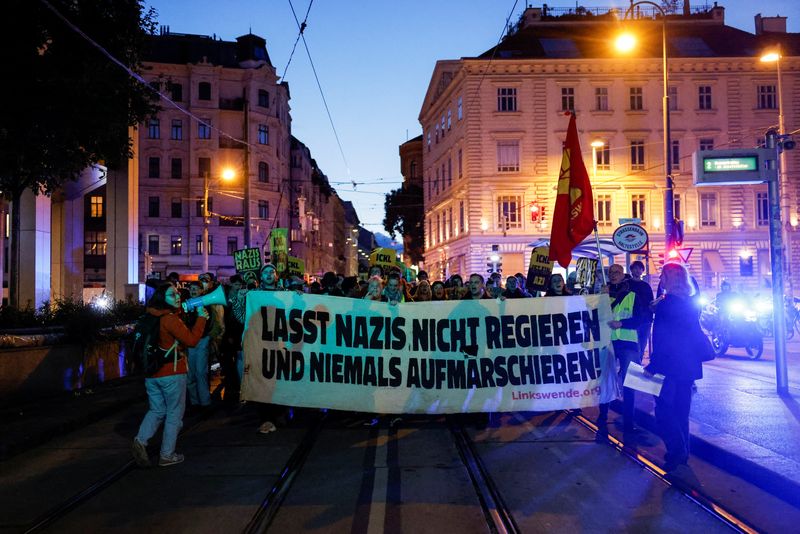 &copy; Reuters. Pessoas carregam uma faixa que diz "Não deixe os nazistas governarem e nunca mais marcharem", Vienan29/09/2024nREUTERS/Lisa Leutner