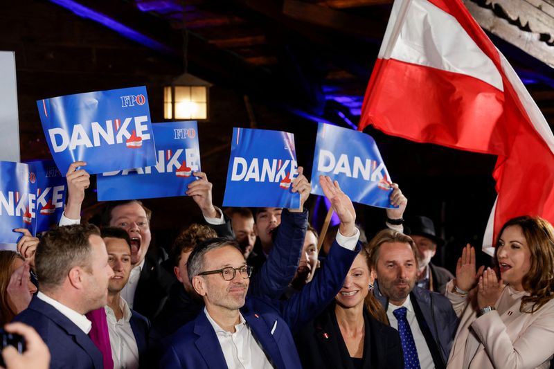 © Reuters. Head of Freedom Party (FPOe) Herbert Kickl celebrates, as vote projections show that FPOe won the general election, in Vienna, Austria, September 29, 2024. REUTERS/Leonhard Foeger