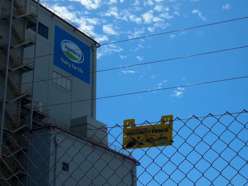 © Reuters. FILE PHOTO: The Fonterra Te Rapa dairy factory is seen outside Hamilton March 30, 2016. REUTERS/Henning Gloystein/File Photo