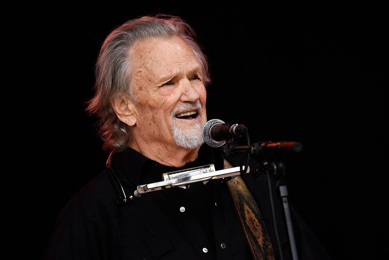 © Reuters. FILE PHOTO: Kris Kristofferson performs on the Pyramid Stage at Worthy Farm in Somerset during the Glastonbury Festival in Britain, June 23, 2017.  REUTERS/Dylan Martinez/File Photo