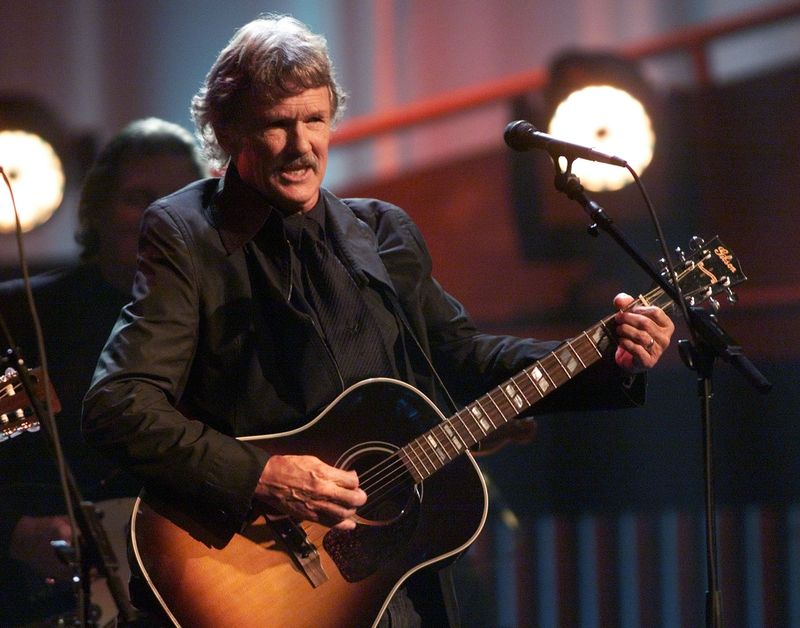 © Reuters. Kris Kristofferson, tribute to Johnny Cash, New York, April 6, 1999. 