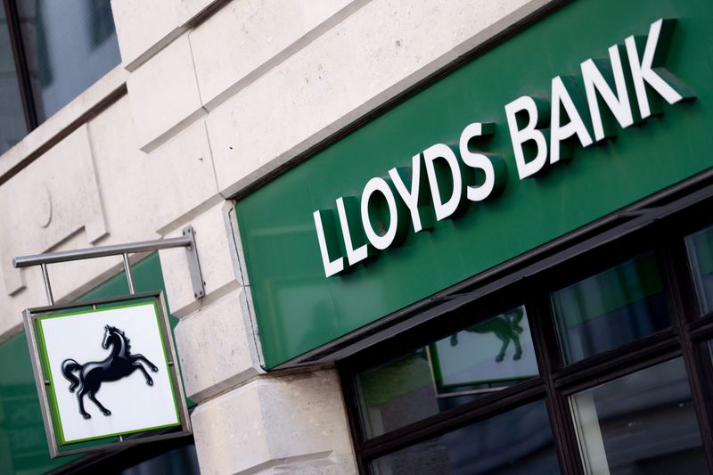 © Reuters. FILE PHOTO: General view of signage at a branch of Lloyds bank, in London, Britain October 31, 2021. REUTERS/Tom Nicholson/File Photo