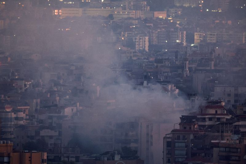 &copy; Reuters. Smoke billows over Beirut's southern suburbs after a strike, amid ongoing hostilities between Hezbollah and Israeli forces, as seen from Sin El Fil, Lebanon, September 29, 2024. REUTERS/Amr Abdallah Dalsh