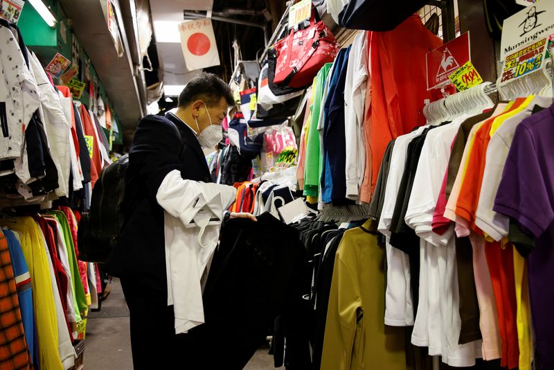 © Reuters. FILE PHOTO: A man shops for clothes at a market in Tokyo, Japan March 3, 2023. REUTERS/Androniki Christodoulou/File Photo