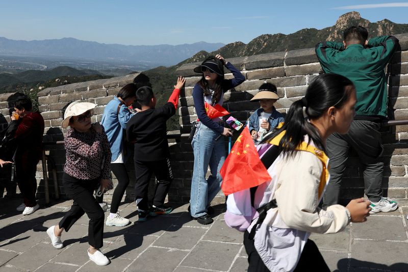 &copy; Reuters. FILE PHOTO: Tourists visit the Badaling section of the Great Wall on the National Day holiday in Beijing, China October 1, 2023. REUTERS/Florence Lo/File Photo