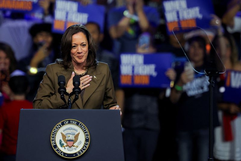 &copy; Reuters. FILE PHOTO: Democratic presidential nominee and U.S. Vice President Kamala Harris gestures onstage during a campaign event, in Las Vegas, Nevada, U.S., September 29, 2024. REUTERS/Carlos Barria/File Photo