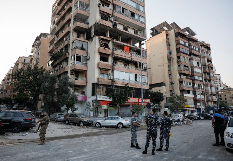 © Reuters. Police officers work at the site of an Israeli strike, amid ongoing cross-border hostilities between Hezbollah and Israeli forces, in Kola, central Beirut, Lebanon September 30, 2024. REUTERS/Louisa Gouliamaki