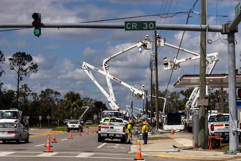 © Reuters. Utility companies work to restore power in the wake of Hurricane Helene in Perry, Florida, U.S., September 29, 2024.   REUTERS/Kathleen Flynn