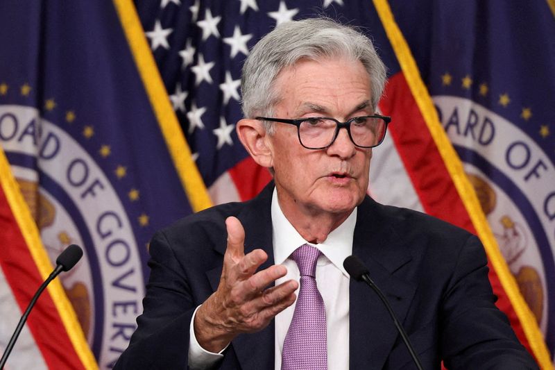 © Reuters. ẢNH TẬP TIN: Chủ tịch Cục Dự trữ Liên bang Jerome Powell tổ chức họp báo sau cuộc họp kéo dài hai ngày của Ủy ban Thị trường Mở Liên bang về chính sách lãi suất tại Washington, Hoa Kỳ, ngày 18 tháng 9 năm 2024. REUTERS/Tom Brenner/Ảnh tập tin