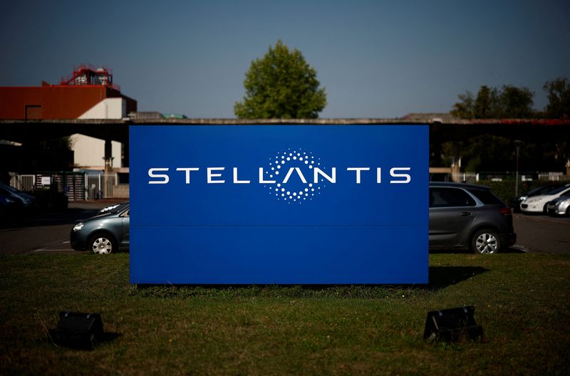 &copy; Reuters. Il logo di Stellantis è visibile all'esterno dell'edificio dell'azienda a Chartres-de-Bretagne, vicino a Rennes, Francia, 20 settembre 2024. REUTERS/Stephane Mahe