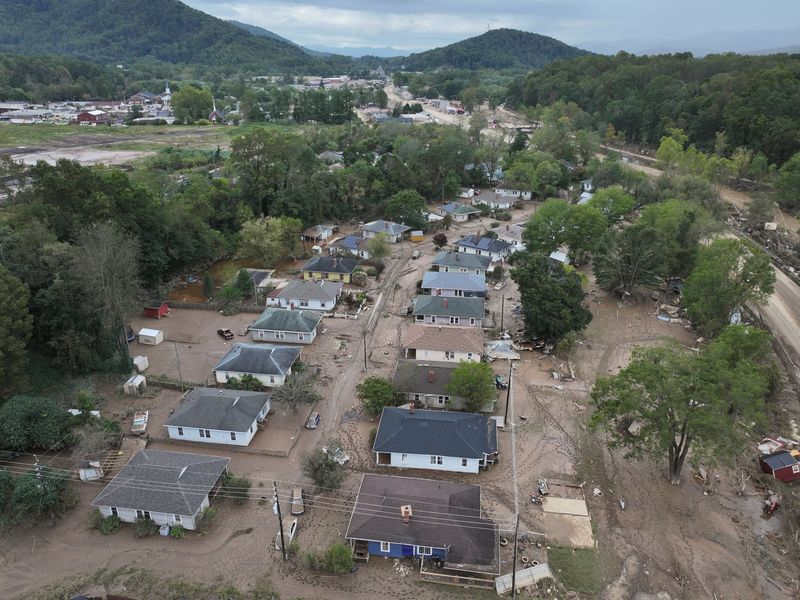 © Reuters. A drone view shows houses in a damaged area, following the passing of Hurricane Helene, in Swannanoa, North Carolina, U.S., September 29, 2024. REUTERS/Marco Bello