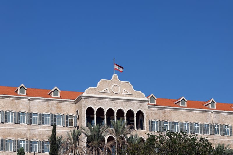 &copy; Reuters. A Lebanese national flag flies at half-mast outside the government palace on the first of three days of mourning after Hezbollah leader Sayyed Hassan Nasrallah was killed in an Israeli air strike on Friday, in Beirut, Lebanon September 30, 2024. REUTERS/M