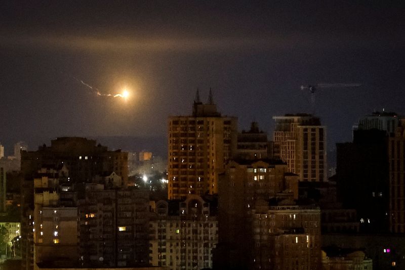 &copy; Reuters. An explosion of a drone is seen in the sky over the city during a Russian drone strike, amid Russia's attack on Ukraine, in Kyiv, Ukraine September 30, 2024. REUTERS/Gleb Garanich