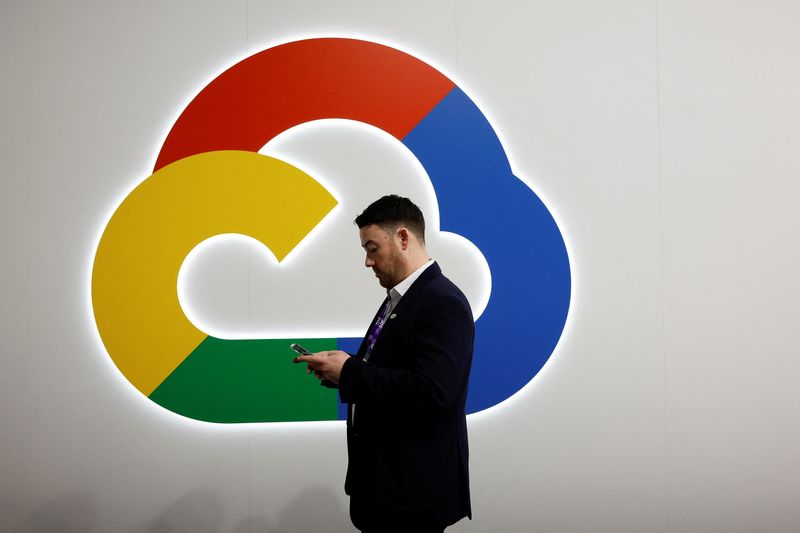 &copy; Reuters. A person looks at their phone in front of the Google Cloud logo, at the 2024 Mobile World Congress (MWC) in Barcelona, Spain February 27, 2024. REUTERS/Albert Gea/File Photo