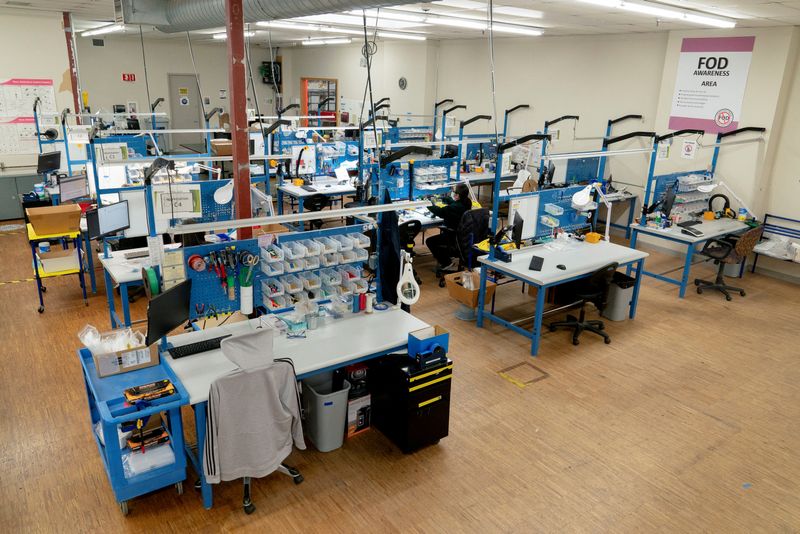 &copy; Reuters. A large number of empty workstations fill the wire shop area at Pathfinder Manufacturing, near Boeing's Everett widebody jet plant, at a factory in Everett, Washington, U.S., September 25, 2024.  REUTERS/David Ryder