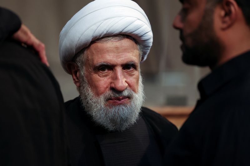 &copy; Reuters. FILE PHOTO: Lebanon's Hezbollah deputy leader Sheikh Naim Qassem accepts condolences for the death of Hezbollah senior commander Fuad Shukr, who was killed on Tuesday in an Israeli strike, in Beirut's southern suburbs, Lebanon August 2, 2024. REUTERS/Moha