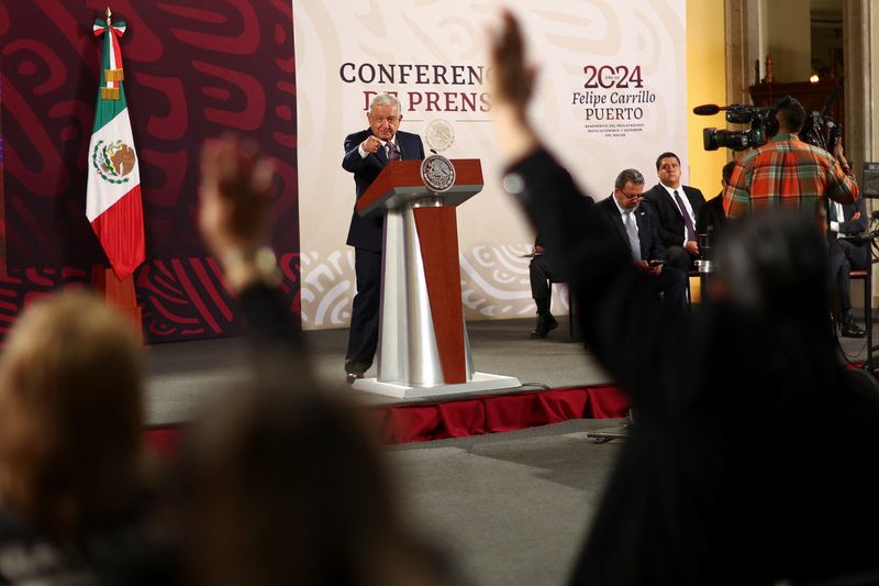 © Reuters. FILE PHOTO: Mexico's President Andres Manuel Lopez Obrador points to journalists during his daily press conference, at Palacio Nacional in Mexico City, in Mexico, September 27, 2024. REUTERS/Raquel Cunha/File Photo