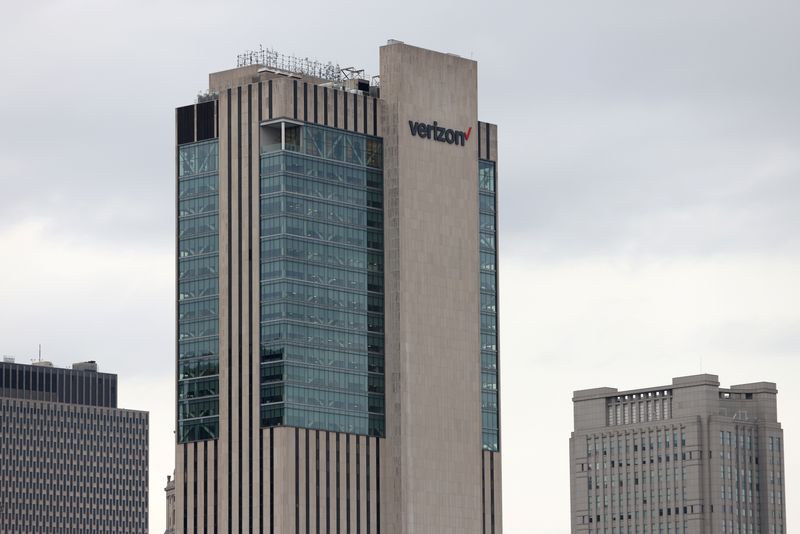 &copy; Reuters. FILE PHOTO: The Verizon logo is seen on the 375 Pearl Street building in Manhattan, New York City, U.S., November 22, 2021. REUTERS/Andrew Kelly/File Photo