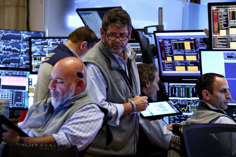 &copy; Reuters. Traders work on the floor at the New York Stock Exchange (NYSE) in New York City, U.S., September 19, 2024.  REUTERS/Brendan McDermid/File Photo