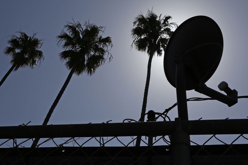 &copy; Reuters. A DirecTV satellite dish is seen on an apartment roof in Los Angeles, California May 18, 2014. REUTERS/Jonathan Alcorn/File Photo