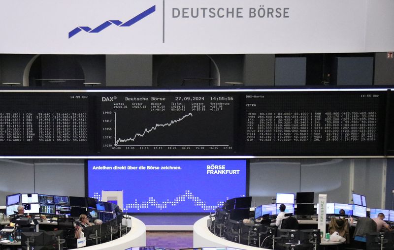 © Reuters. The German share price index DAX graph is pictured at the stock exchange in Frankfurt, Germany, September 27, 2024.     REUTERS/Staff