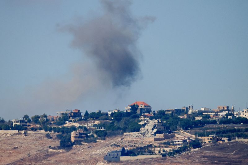 &copy; Reuters. Smoke billows after Israeli Air Force air strikes in southern Lebanon villages, amid cross-border hostilities between Hezbollah and Israel, as seen from northern Israel, September 30, 2024. REUTERS/Jim Urquhart