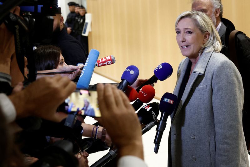 © Reuters. French far-right leader Marine Le Pen, member of parliament of the Rassemblement National (National Rally - RN) party, talks to journalists as she arrives for her trial alongside 26 other defendants (party officials and employees, former lawmakers and parliamentary assistants) and the RN party itself, over alleged misappropriation of European Union funds, using money intended to pay FN-RN parliamentary assistants for party staff between 2004 and 2016, at the courthouse in Paris, France, September 30, 2024. REUTERS/Benoit Tessier