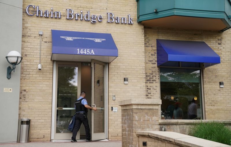 &copy; Reuters. A Brinks Security worker enters Chain Bridge Bank in McLean, Virginia, U.S., May 29, 2024.  REUTERS/Kevin Lamarque/File Photo