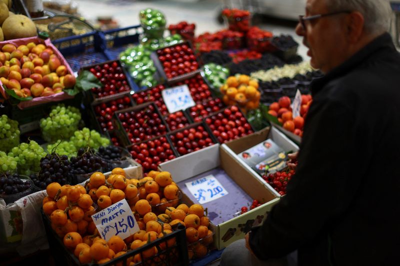 &copy; Reuters. FILE PHOTO: A man looks at produce in Istanbul, Turkey, May 29, 2023. REUTERS/Hannah McKay/File Photo