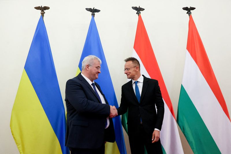 &copy; Reuters. Ukraine's Foreign Minister Andrii Sybiha shakes hands with Hungary's Foreign Minister Peter Szijjarto in Budapest, Hungary, September 30, 2024. REUTERS/Bernadett Szabo