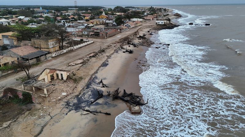 &copy; Reuters. Imagem de drone mostra casa destruída em praia de Atafona, no Rio de Janeiron17/09/2024nREUTERS/Ricardo Moraes