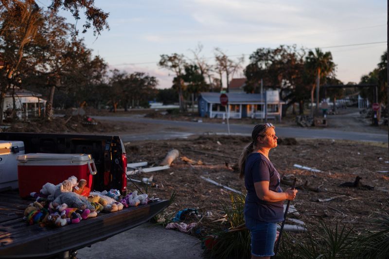 &copy; Reuters. Paula Williams helps a friend clean out their home that had been flooded by Hurricane Helene, in Steinhatchee, Florida, U.S., September 29, 2024.  REUTERS/Kathleen Flynn