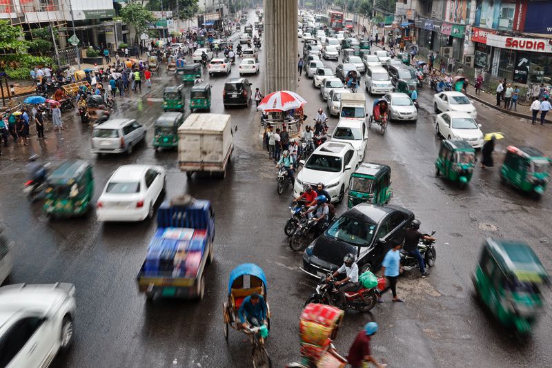 © Reuters. Vehicles move along the streets at Banglamotor intersection in Dhaka, Bangladesh, August 12, 2024. REUTERS/Mohammad Ponir Hossain/File Photo