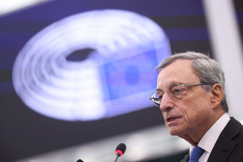 &copy; Reuters. FILE PHOTO: Former European Central Bank chief Mario Draghi presents his report on the future of European competitiveness to the European Parliament in Strasbourg, France September 17, 2024. REUTERS/Johanna Geron/File Photo