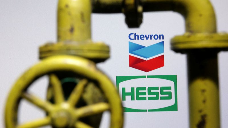 © Reuters. Chevron and Hess logos are seen in this illustration taken, October 23, 2023. REUTERS/Dado Ruvic/Illustration/File Photo