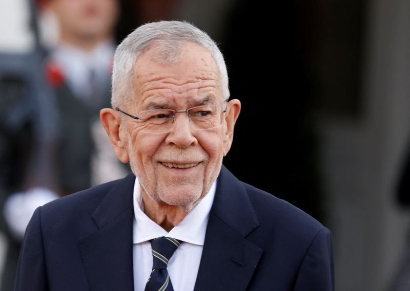 &copy; Reuters. FILE PHOTO: Austrian President Alexander Van der Bellen waits for Slovak President Peter Pellegrini in Vienna, Austria, September 11, 2024. REUTERS/Leonhard Foeger/File Photo