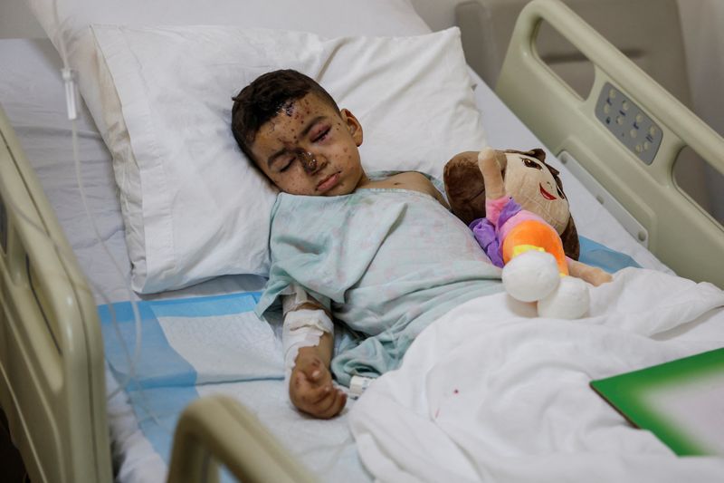 &copy; Reuters. 4-year-old Qassem Hussein, who lost his father in an Israeli airstrike, is treated at the Maritime Hospital in the town of Jbeil, north of Beirut, Lebanon, September 26, 2024. REUTERS/Louisa Gouliamaki