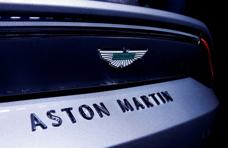 &copy; Reuters. Il logo Aston Martin è visibile su una Vantage, un'auto sportiva di lusso, durante il suo lancio a Nuova Delhi, India, 29 agosto 2024. REUTERS/Priyanshu Singh/File Photo