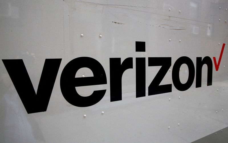 © Reuters. FILE PHOTO: The Verizon logo is seen on the side of a truck in New York City, U.S., October 13, 2016. REUTERS/Brendan McDermid/File Photo