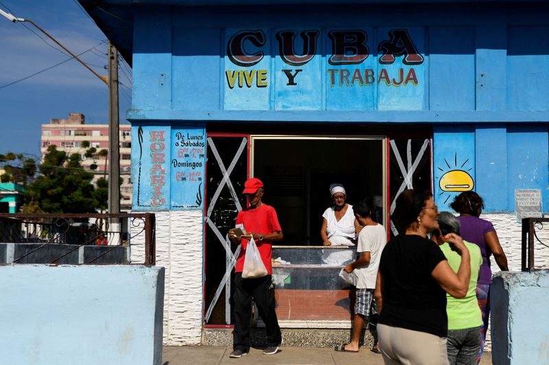 © Reuters. FILE PHOTO: People buy bread at a bakery as Cuba's government announced it had run short of wheat flour and was therefore slashing the weight of its subsidized ration of daily bread by one-quarter, in Havana, Cuba September 15, 2024. REUTERS/Norlys Perez/File Photo