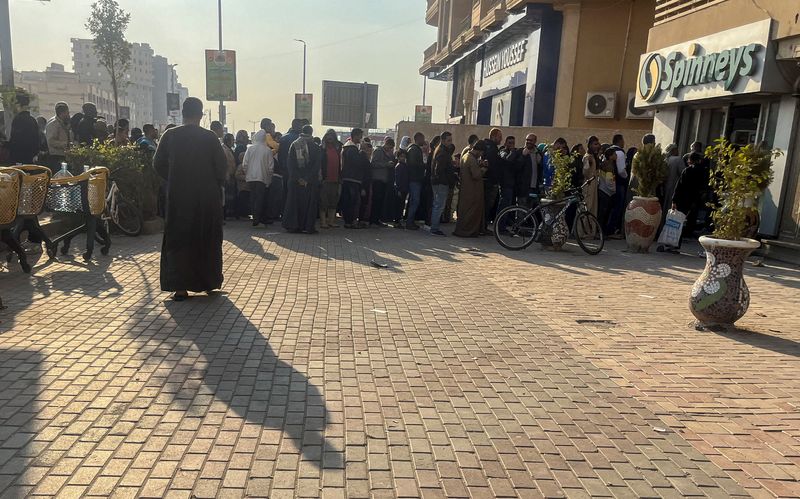 © Reuters. FILE PHOTO: Egyptians line up to buy subsidised sugar for each person, 2 kilos, in front of a supermarket in Cairo, Egypt February 6, 2024. REUTERS/Amr Abdallah Dalsh/File Photo