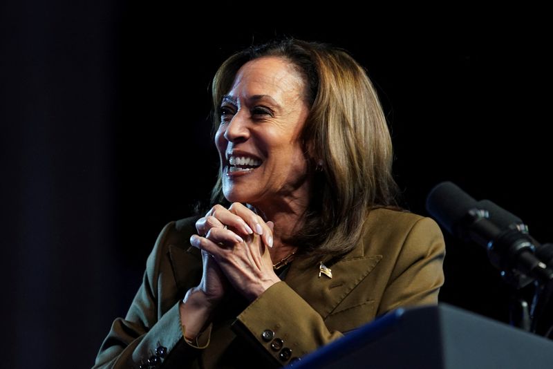 &copy; Reuters. FILE PHOTO: Democratic presidential nominee and U.S. Vice President Kamala Harris gestures onstage during a campaign event, in Las Vegas, Nevada, U.S., September 29, 2024. REUTERS/Kevin Lamarque/File Photo