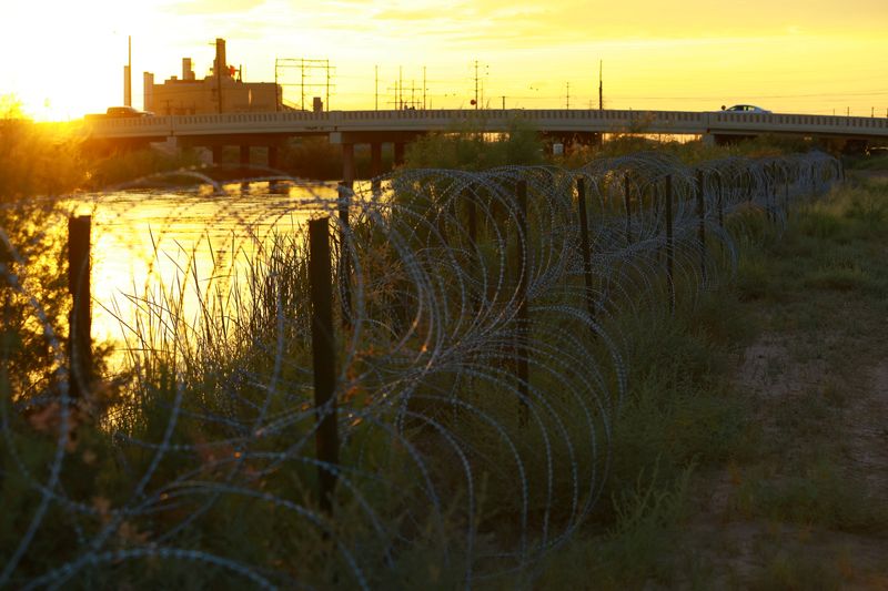 &copy; Reuters. FILE PHOTO: A general view of a razor wire fence that was placed by members of the Texas National Guard to inhibit the crossing of migrants, at the border with New Mexico, in El Paso Texas U.S., August 6, 2024. REUTERS/Jose Luis Gonzalez/File Photo