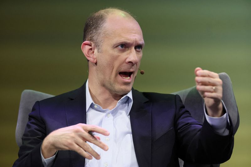 © Reuters. FILE PHOTO: Austan Goolsbee, Professor of the University of Chicago, speaks during the Obama Foundation 