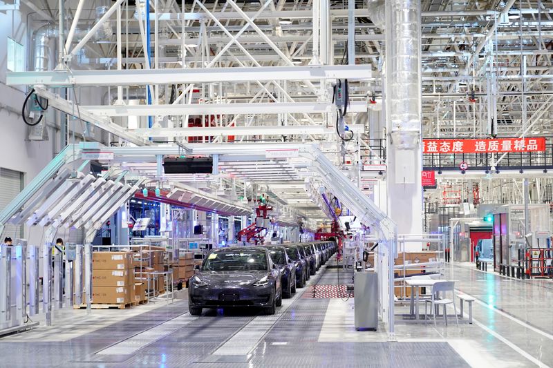 © Reuters. FILE PHOTO: Tesla China-made Model 3 vehicles are seen during a delivery event at its factory in Shanghai, China January 7, 2020. REUTERS/Aly Song/File Photo