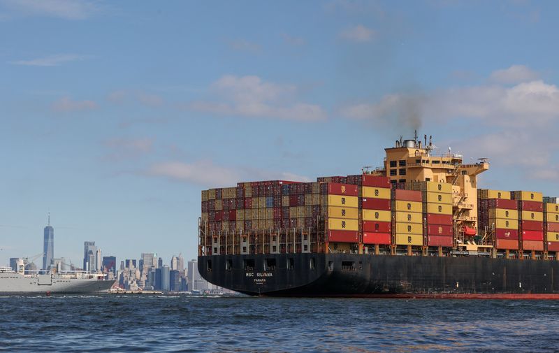 © Reuters. A ship carries shipping containers through Upper Bay in New York, U.S., September 30, 2024. REUTERS/Caitlin Ochs